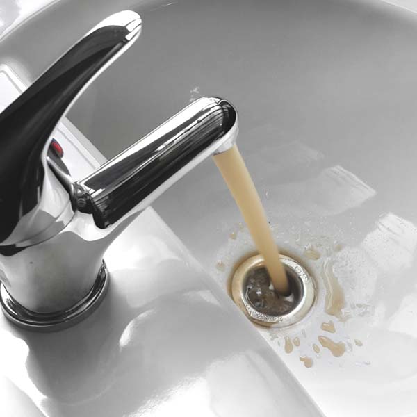 Acqua torbida dal rubinetto: cause e soluzioni efficaci